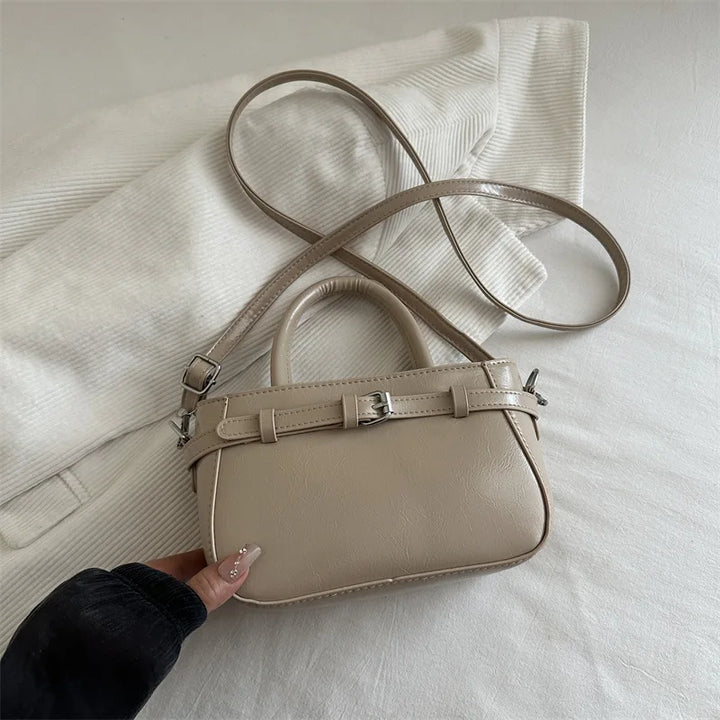 Sac à main écru en similicuir, petit format avec rabat et bandoulière, accessoire mode chic.