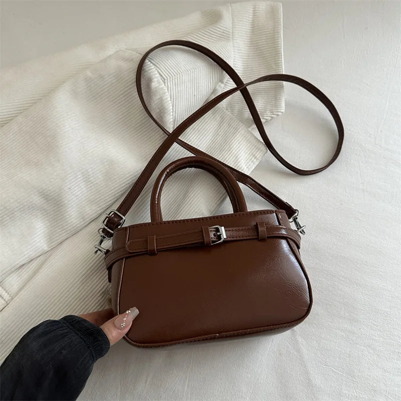 Petit sac femme bandoulière marron, en similicuir élégant, accessoire de mode chic et tendance.