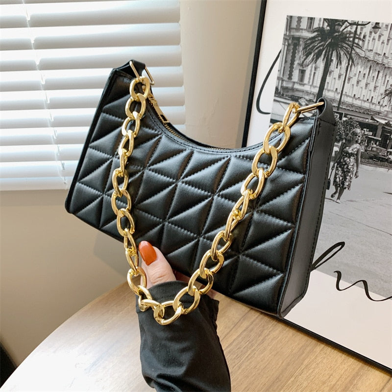 Petit sac à main noir élégant avec chaîne dorée, parfait pour une femme en soirée ou en accessoire quotidien.