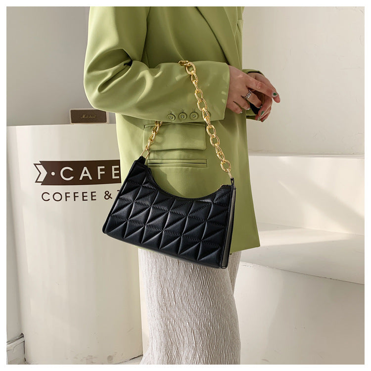Sac à main noir compact pour femmes, doté d'une chaîne dorée brillante, polyvalent et tendance.