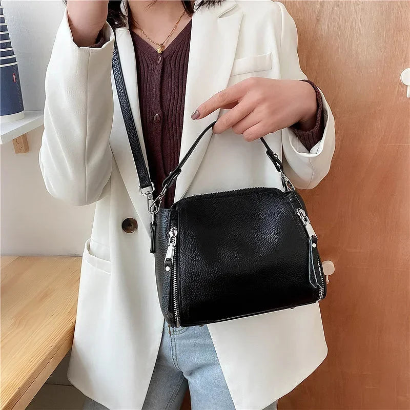 Sac noir élégant et polyvalent en cuir PU pour femme. Un accessoire de mode chic pour un style quotidien raffiné.