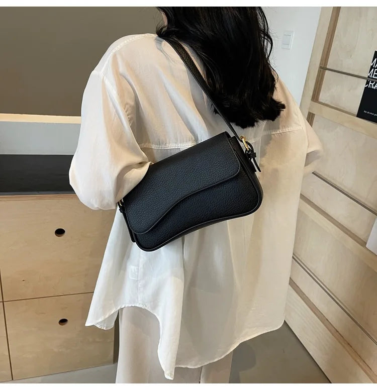 Petit sac noir chic pour femme, en simili-cuir, design moderne pour accessoiriser votre tenue élégante.