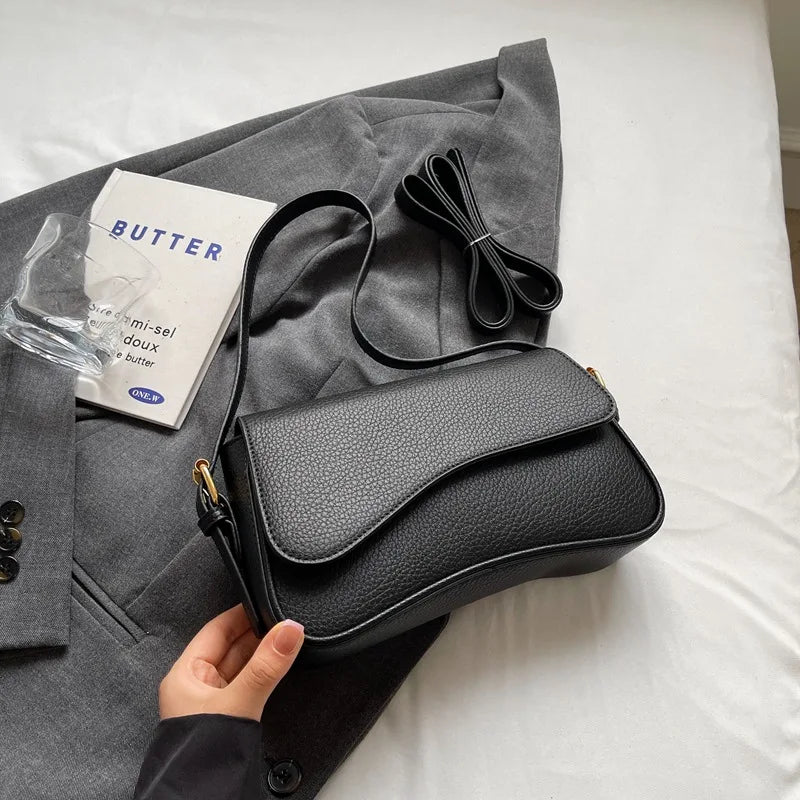 Sac à main femme noir de petit format, élégant et stylé, conçu en cuir synthétique, très mode.