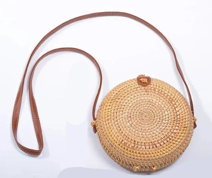 Petit sac à main rond en paille tressée pour femme, style bohème chic. Idéal été, avec bandoulière réglable.