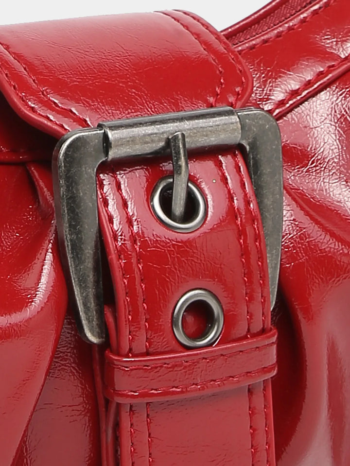 Élégant petit sac à main rouge pour femme, design chic et audacieux. Accessoire tendance, pratique pour toute soirée.