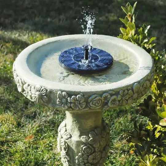 "Petite fontaine solaire flottante, design innovant, attire oiseaux, écoulement d'eau doux, matériaux résistants."