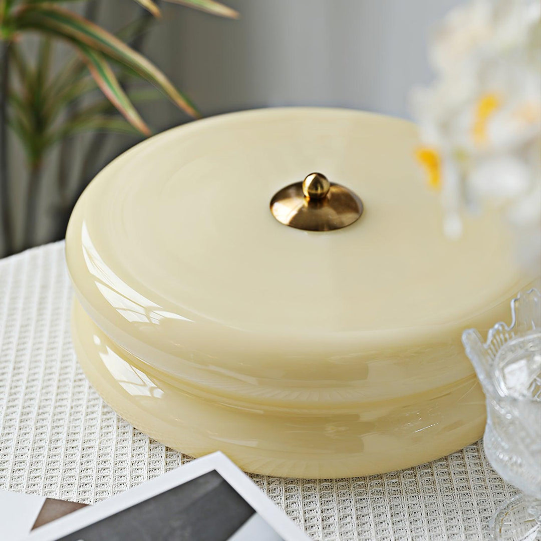 "Plafonnier Art Déco Vintage élégant avec design géométrique, en fer et verre, pour un éclairage chic et luxueux."