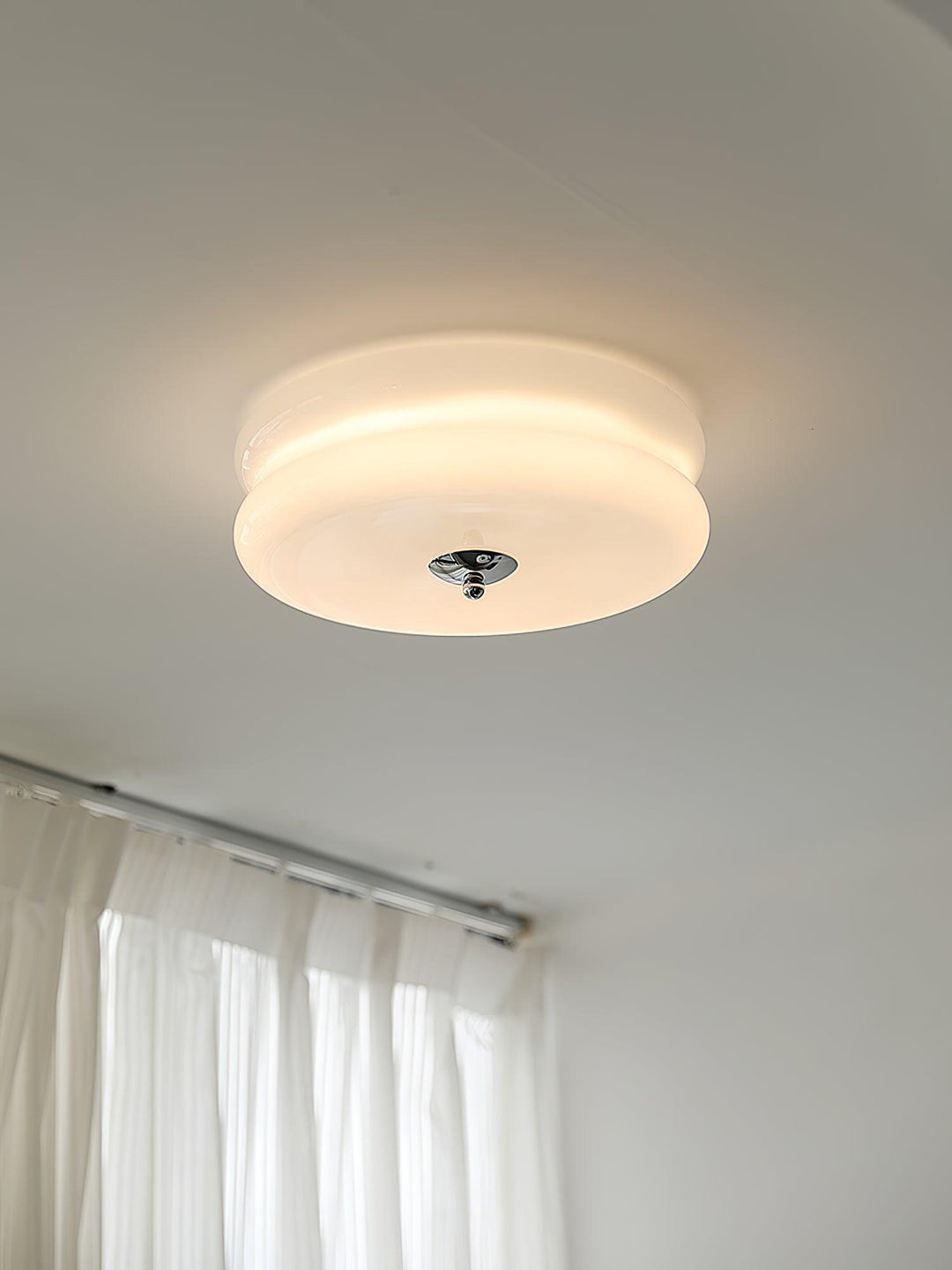 "Plafonnier Art Déco Vintage élégant avec design géométrique, en fer et verre, pour un éclairage chic et luxueux."