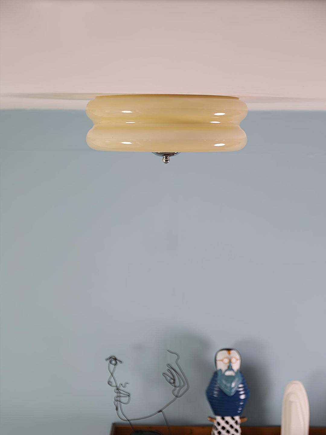 "Plafonnier Art Déco Vintage élégant avec design géométrique, en fer et verre, pour un éclairage chic et luxueux."