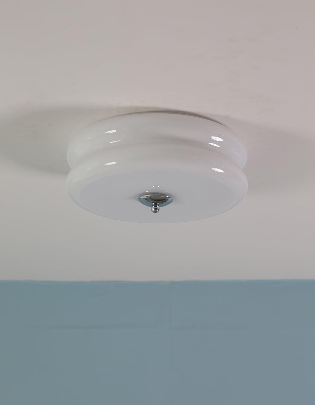 "Plafonnier Art Déco Vintage élégant avec design géométrique, en fer et verre, pour un éclairage chic et luxueux."