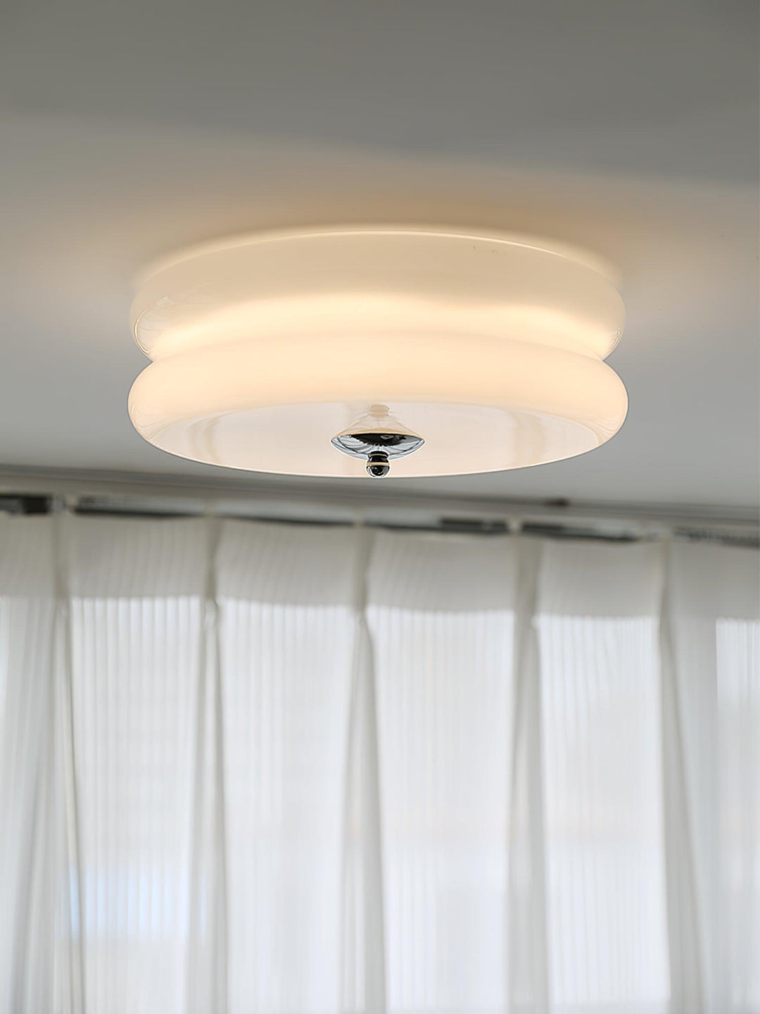 "Plafonnier Art Déco Vintage élégant avec design géométrique, en fer et verre, pour un éclairage chic et luxueux."