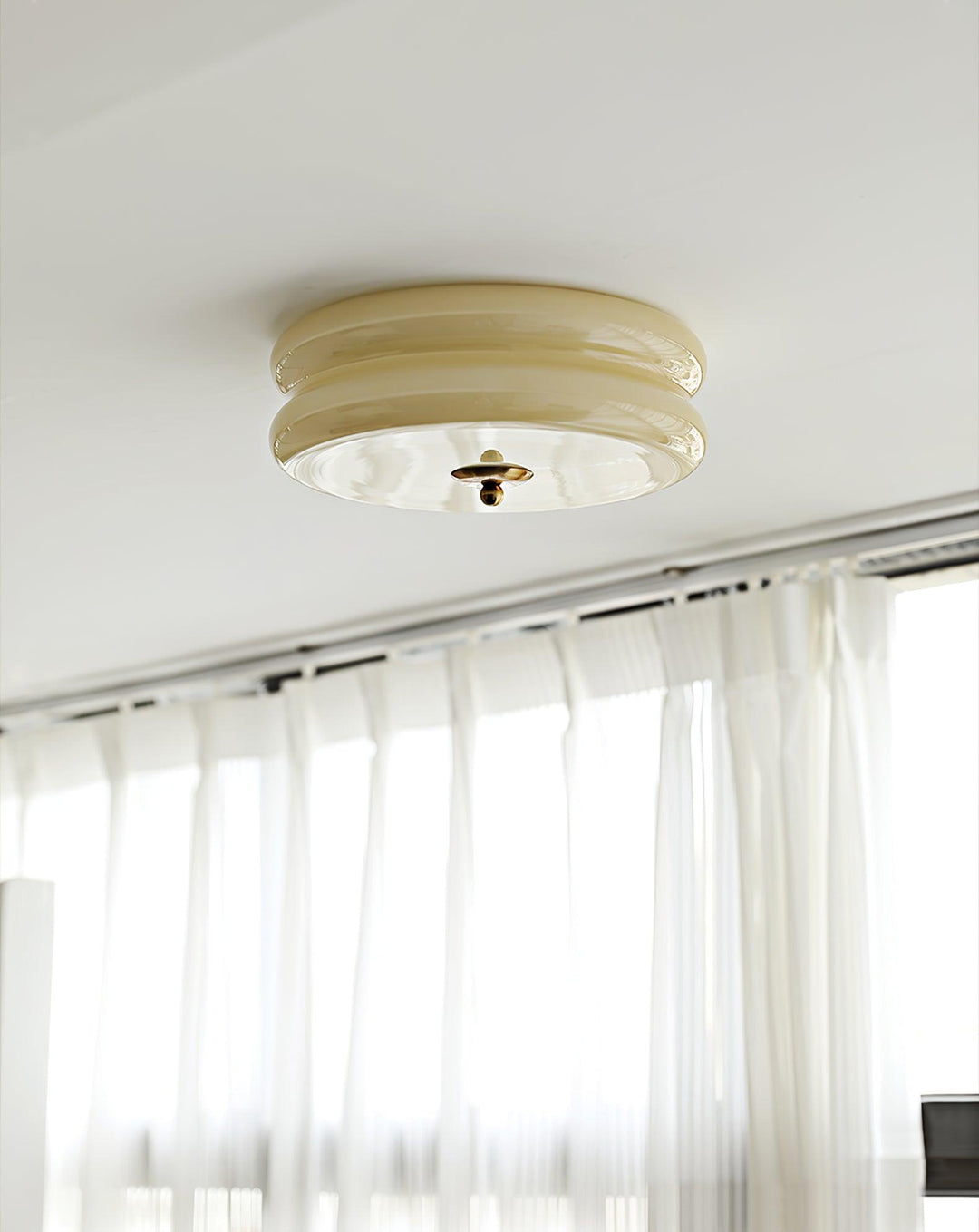 "Plafonnier Art Déco Vintage élégant avec design géométrique, en fer et verre, pour un éclairage chic et luxueux."