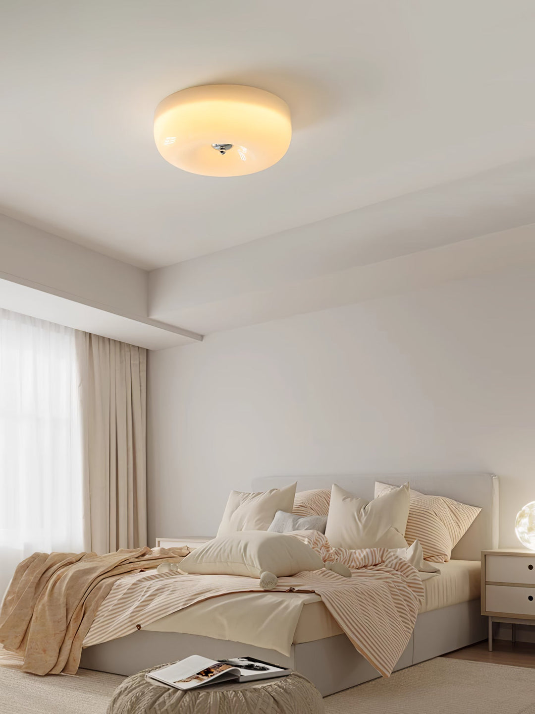 "Plafonnier Art Déco Vintage élégant avec design géométrique, en fer et verre, pour un éclairage chic et luxueux."