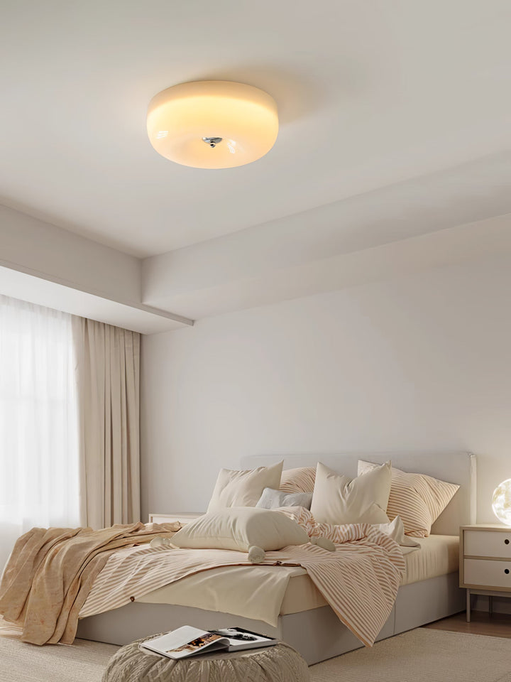 "Plafonnier Art Déco Vintage élégant avec design géométrique, en fer et verre, pour un éclairage chic et luxueux."