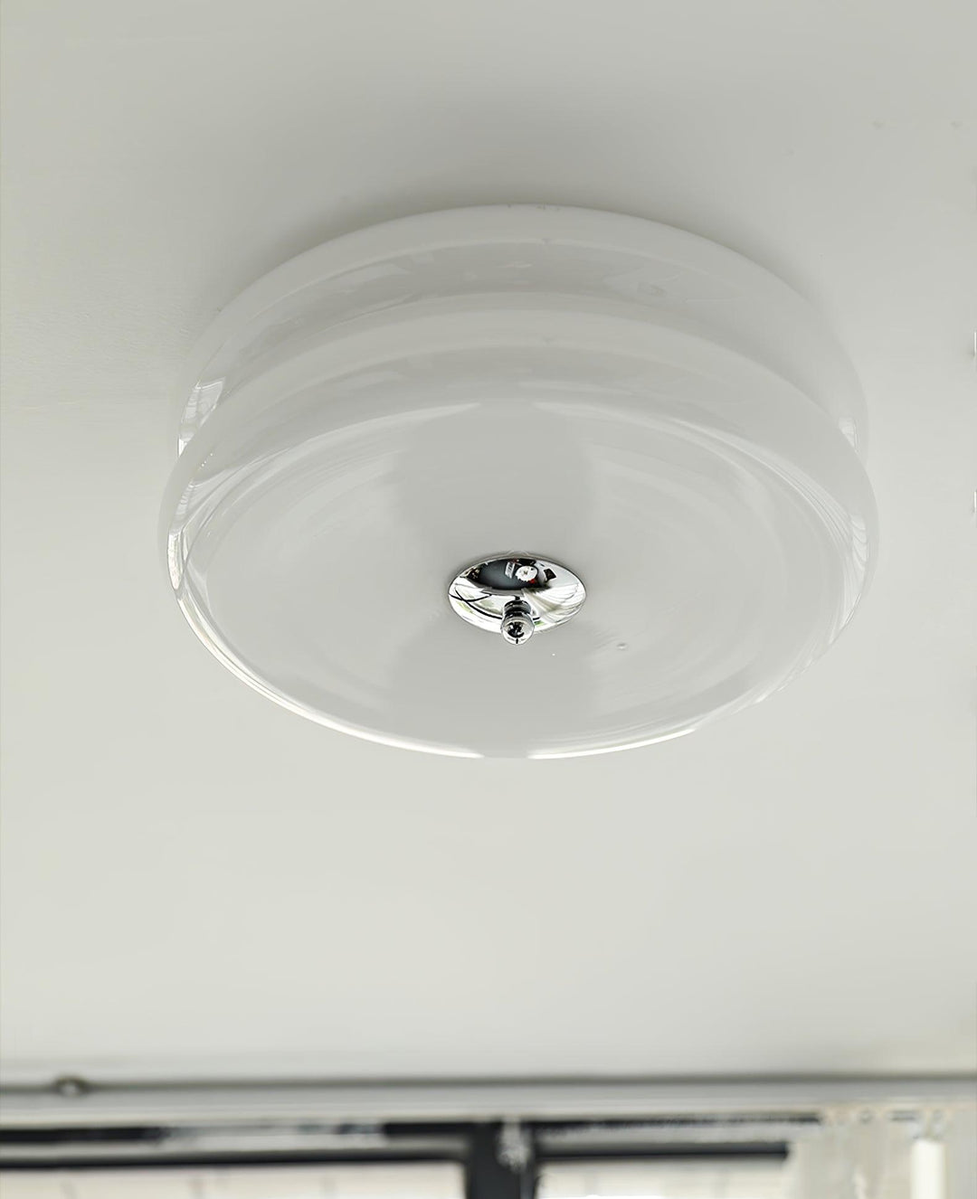 "Plafonnier Art Déco Vintage élégant avec design géométrique, en fer et verre, pour un éclairage chic et luxueux."