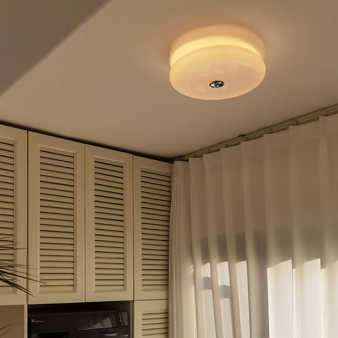 "Plafonnier Art Déco Vintage élégant avec design géométrique, en fer et verre, pour un éclairage chic et luxueux."