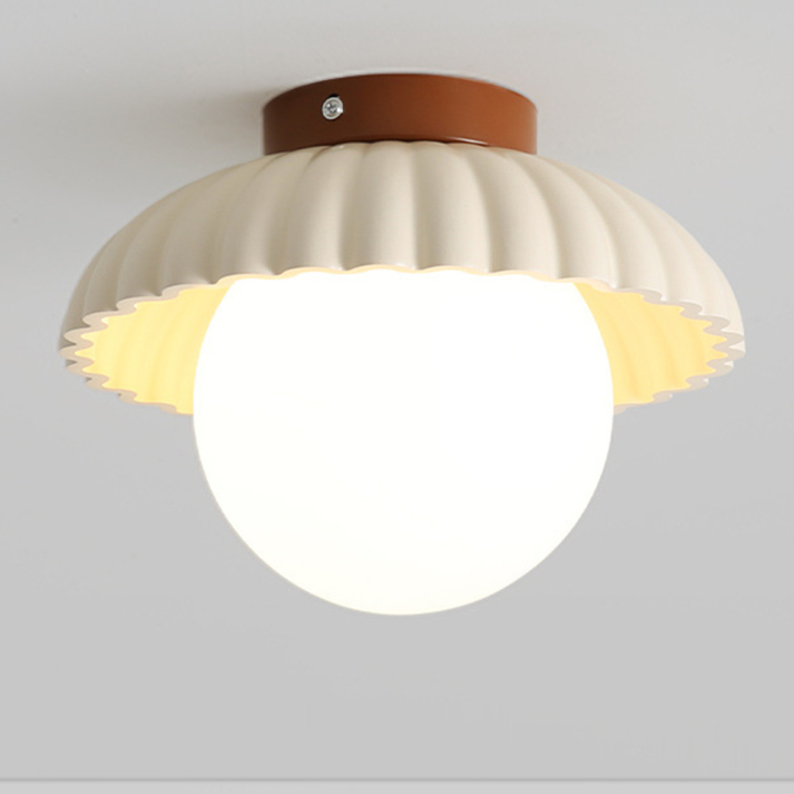 Plafonnier élégant fer et verre.  Éclairage intérieur, design moderne, ambiance chaleureuse.