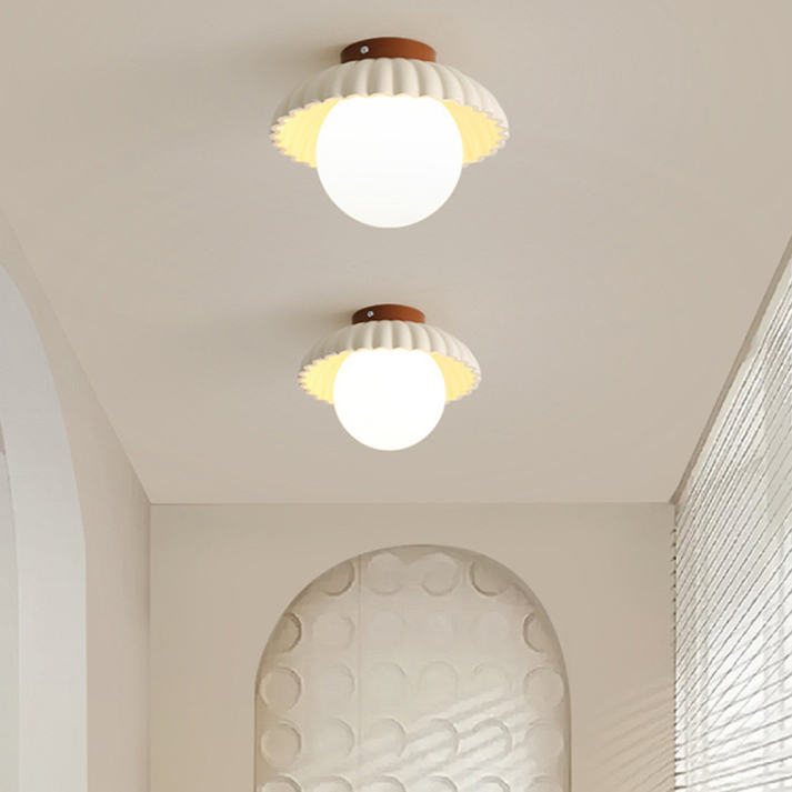 Plafonnier élégant fer et verre.  Éclairage intérieur, design moderne, ambiance chaleureuse.