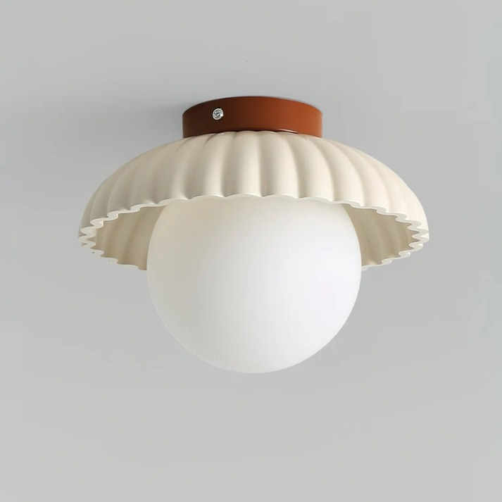 Plafonnier élégant fer et verre.  Éclairage intérieur, design moderne, ambiance chaleureuse.