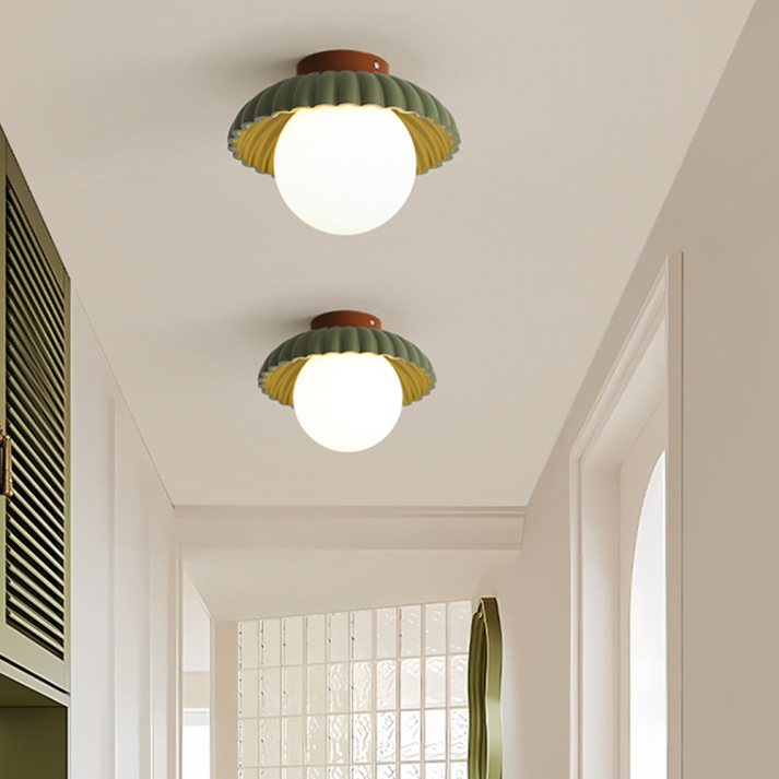 Plafonnier élégant fer et verre.  Éclairage intérieur, design moderne, ambiance chaleureuse.