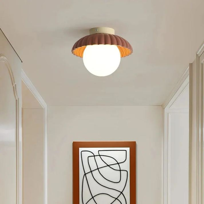 Plafonnier élégant fer et verre.  Éclairage intérieur, design moderne, ambiance chaleureuse.