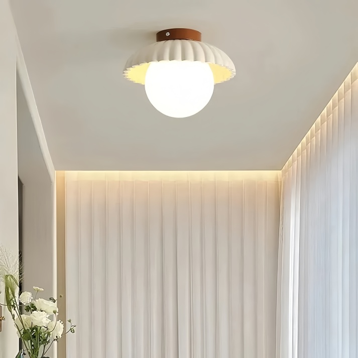 Plafonnier élégant fer et verre.  Éclairage intérieur, design moderne, ambiance chaleureuse.