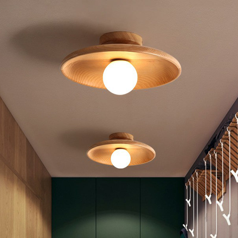 "Plafonnier en bois minimaliste, forme incurvée douce, lumière LED, design moderne pour salon ou bureau."