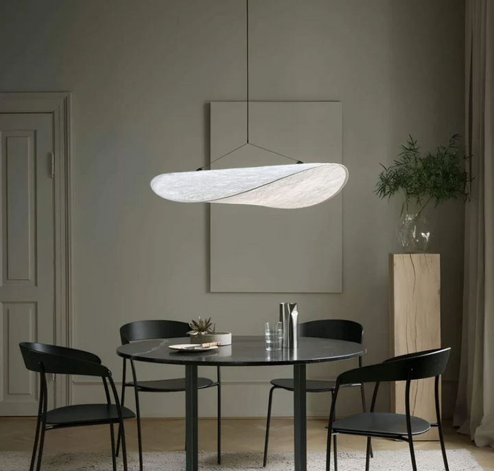 Plafonnier en soie blanc-ivoire avec cadre métallique, design ondulé artisanal, idéal pour un éclairage élégant.