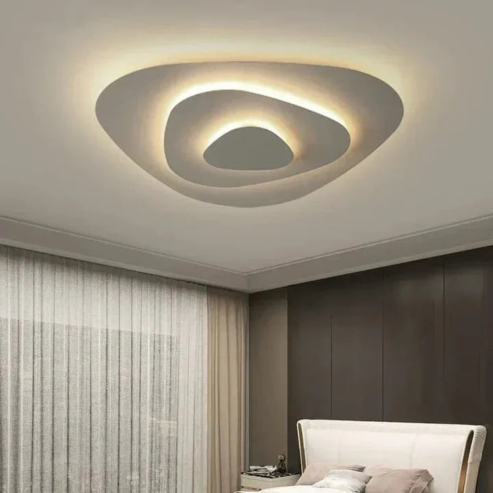 Plafonnier LED blanc spiralé, design moderne.  Lumière douce et homogène.  Installation facile.