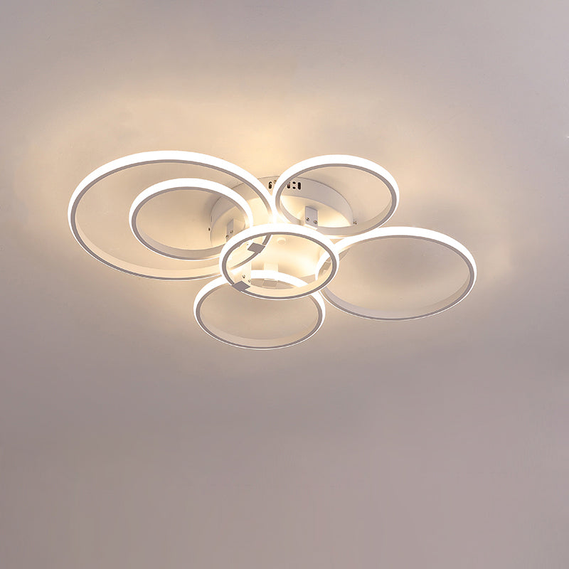 Plafonnier LED moderne, design circulaire, intensité variable.  Éclairage blanc.