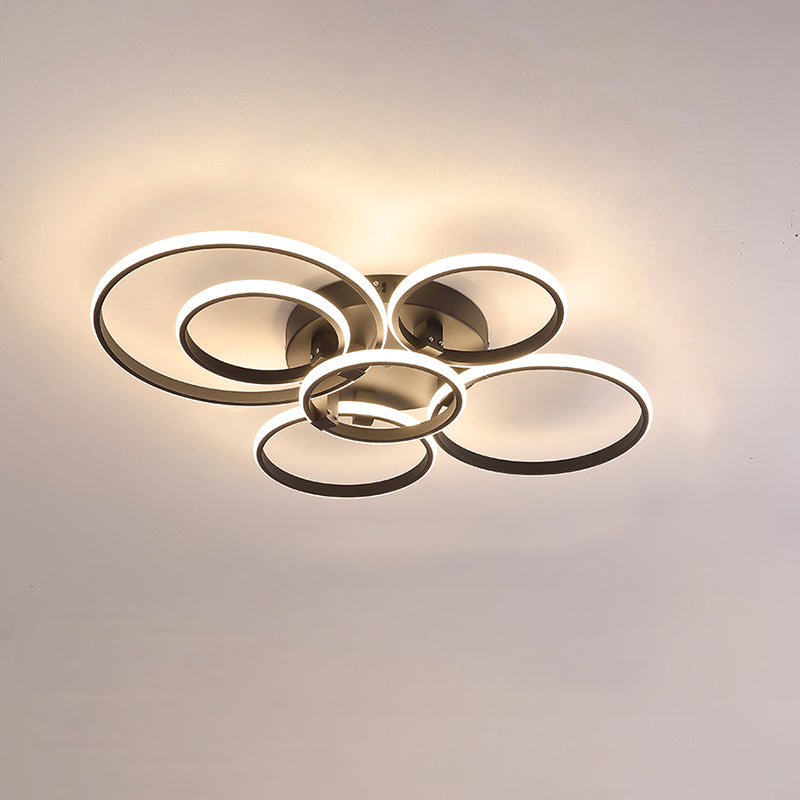 Plafonnier LED moderne, design circulaire, intensité variable.  Éclairage blanc.