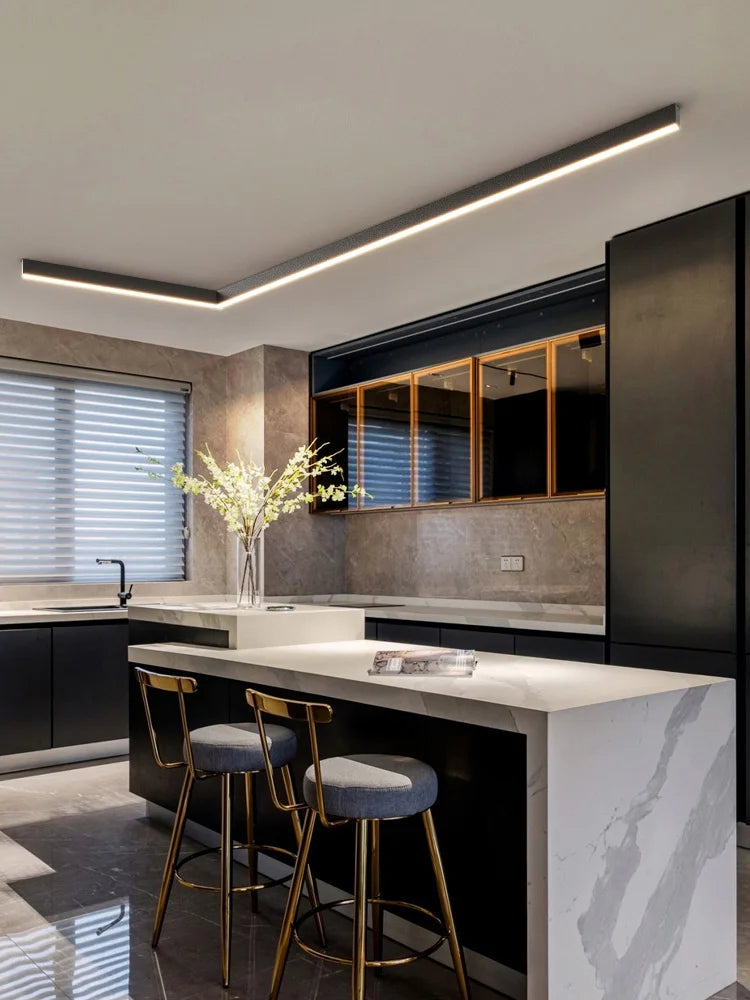 Plafonnier LED moderne, éclairage intérieur. Design épuré, installation facile.  Plusieurs tailles disponibles.