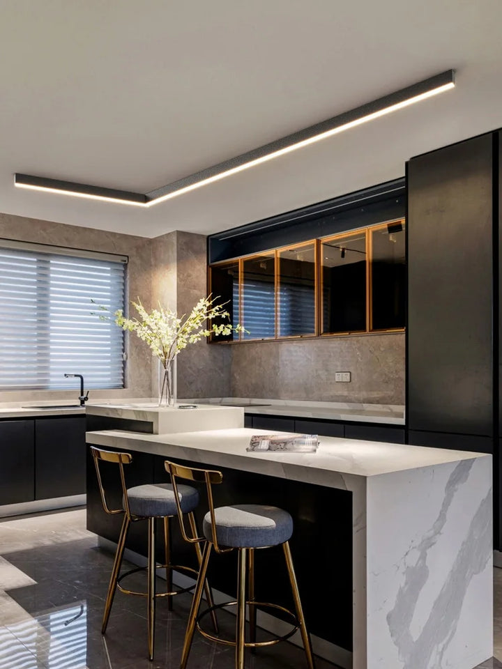 Plafonnier LED moderne, éclairage intérieur. Design épuré, installation facile.  Plusieurs tailles disponibles.