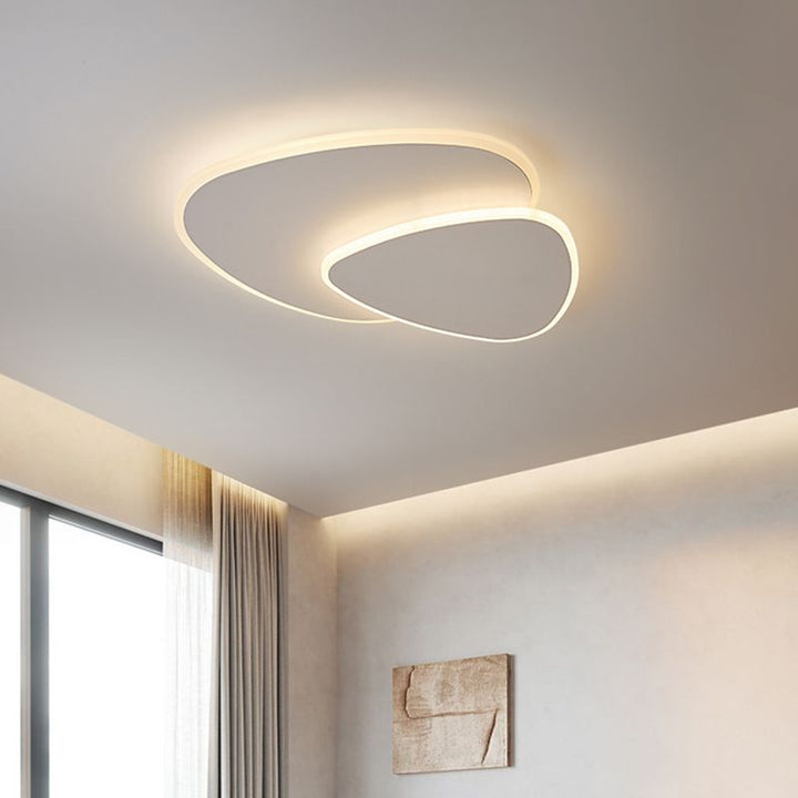 Plafonnier LED moderne élégant.  Éclairage intérieur doux et homogène pour salon, chambre ou bureau.