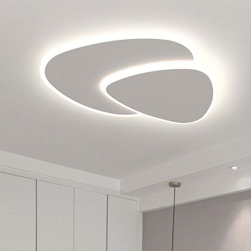 Plafonnier LED moderne élégant.  Éclairage intérieur doux et homogène pour salon, chambre ou bureau.