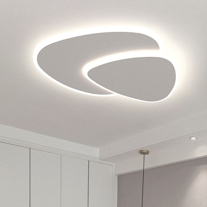 Plafonnier LED moderne élégant.  Éclairage intérieur doux et homogène pour salon, chambre ou bureau.