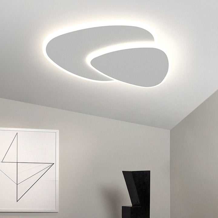Plafonnier LED moderne élégant.  Éclairage intérieur doux et homogène pour salon, chambre ou bureau.