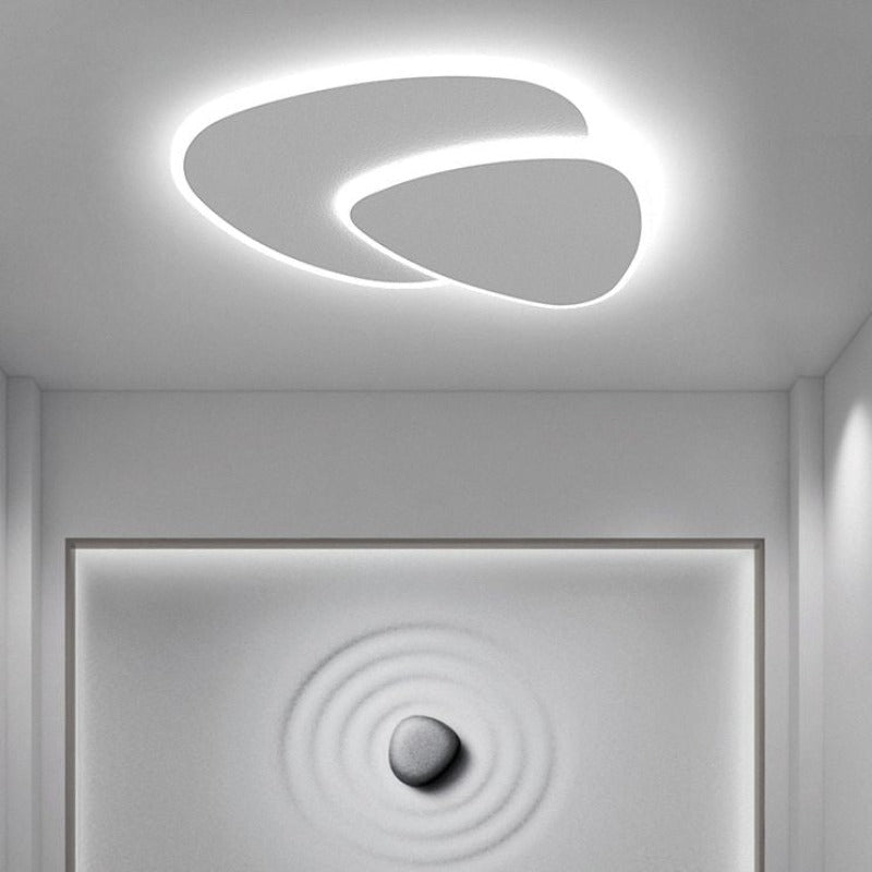 Plafonnier LED moderne élégant.  Éclairage intérieur doux et homogène pour salon, chambre ou bureau.