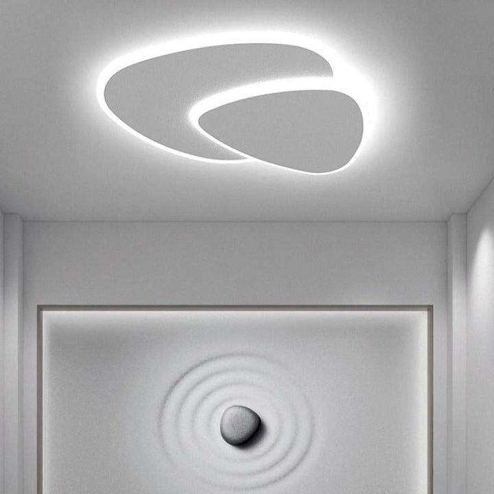 Plafonnier LED moderne élégant.  Éclairage intérieur doux et homogène pour salon, chambre ou bureau.
