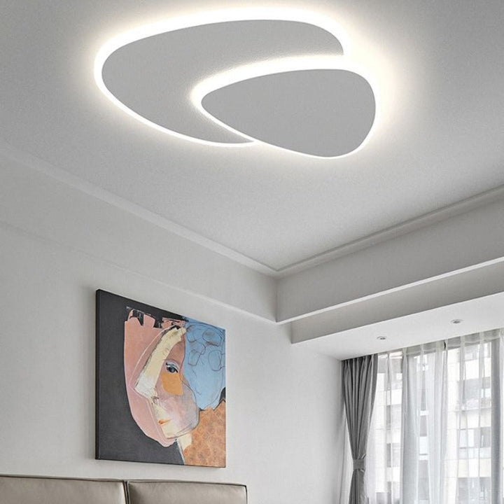 Plafonnier LED moderne élégant.  Éclairage intérieur doux et homogène pour salon, chambre ou bureau.