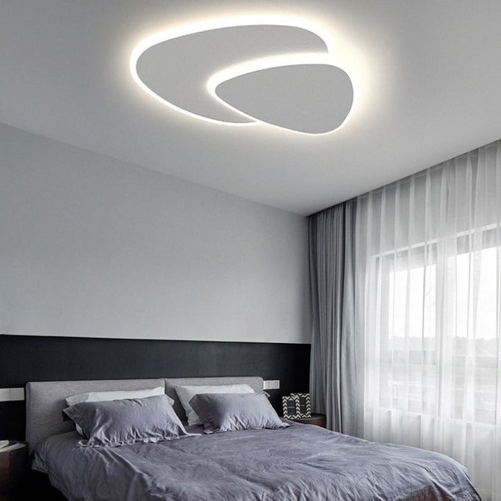 Plafonnier LED moderne élégant.  Éclairage intérieur doux et homogène pour salon, chambre ou bureau.