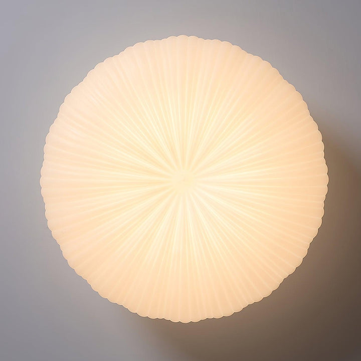 Plafonnier LED moderne, lumière ajustable, télécommande. Design élégant en métal et acrylique.