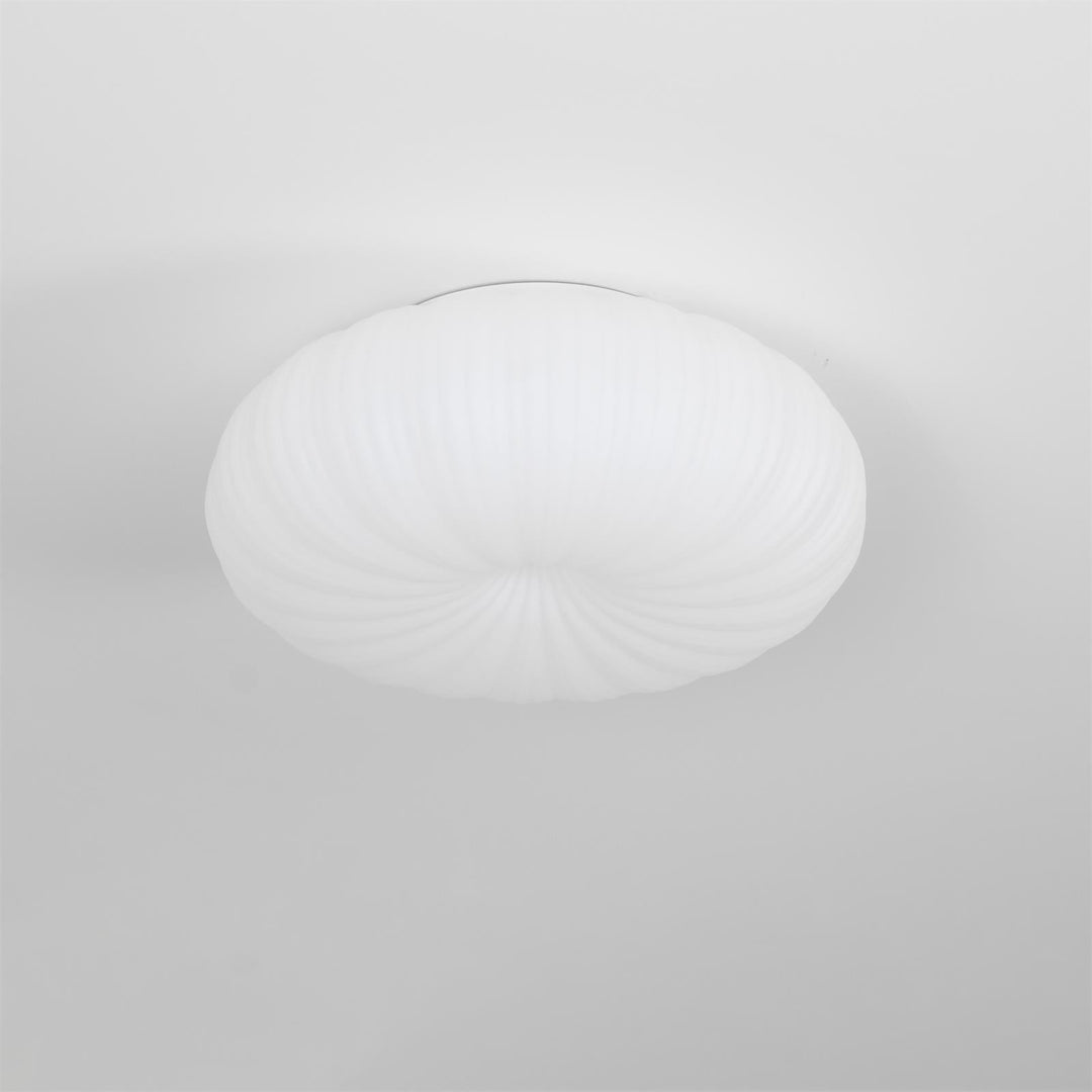 Plafonnier LED moderne, lumière ajustable, télécommande. Design élégant en métal et acrylique.