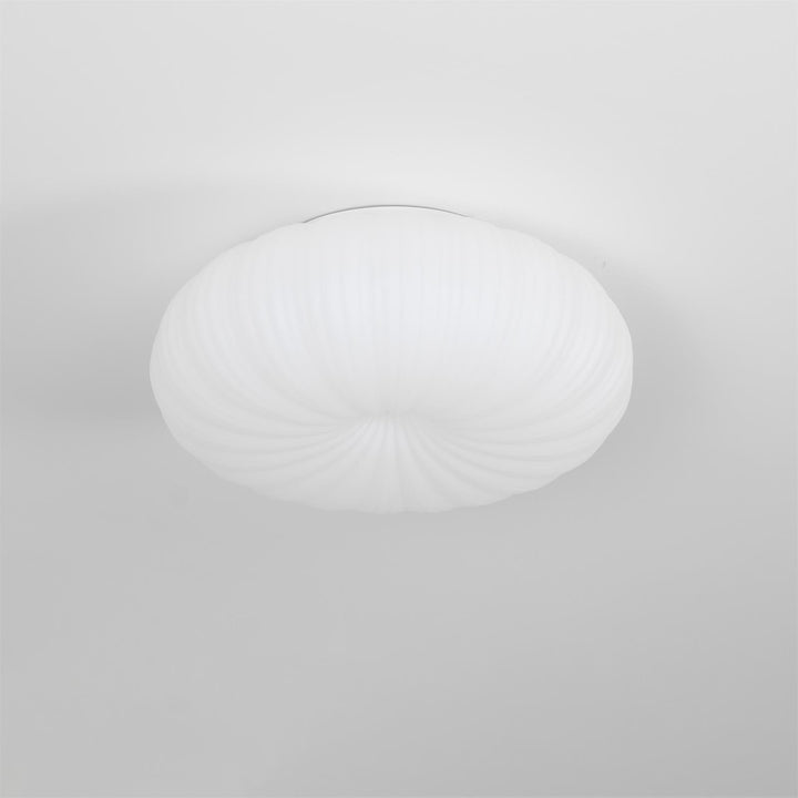 Plafonnier LED moderne, lumière ajustable, télécommande. Design élégant en métal et acrylique.