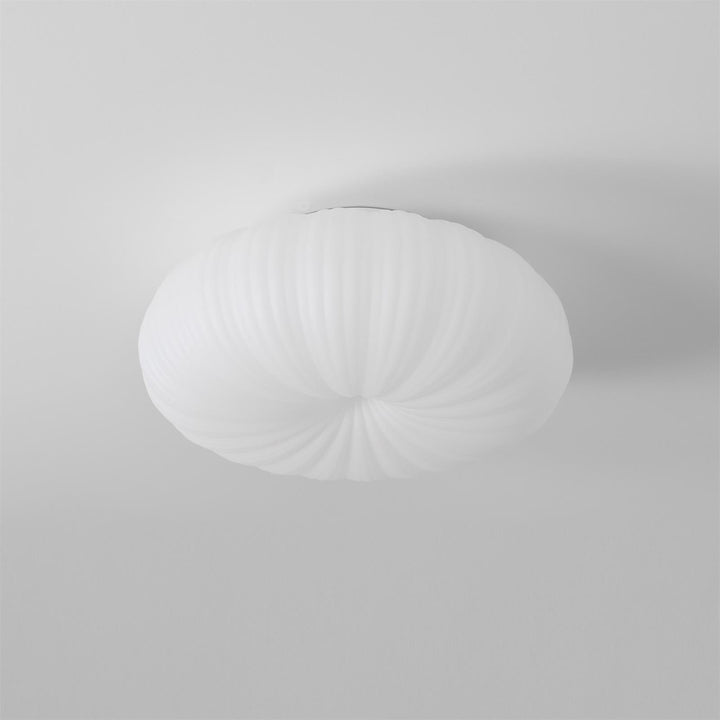 Plafonnier LED moderne, lumière ajustable, télécommande. Design élégant en métal et acrylique.