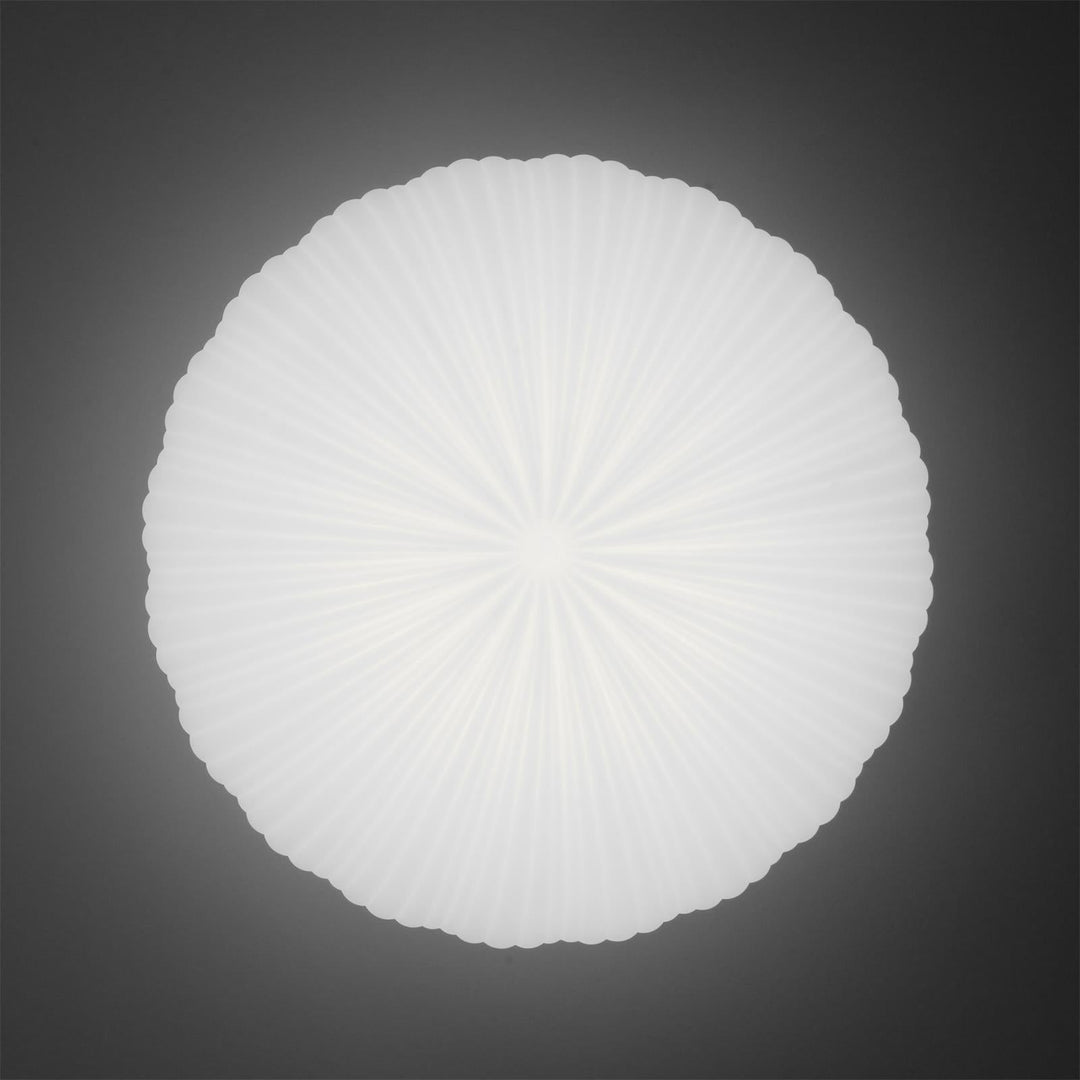 Plafonnier LED moderne, lumière ajustable, télécommande. Design élégant en métal et acrylique.