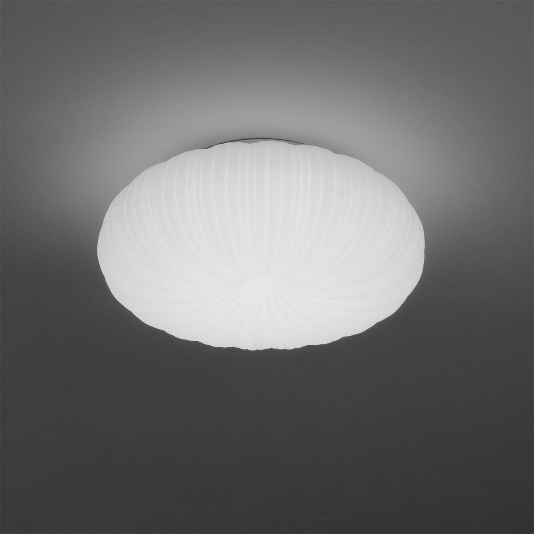 Plafonnier LED moderne, lumière ajustable, télécommande. Design élégant en métal et acrylique.