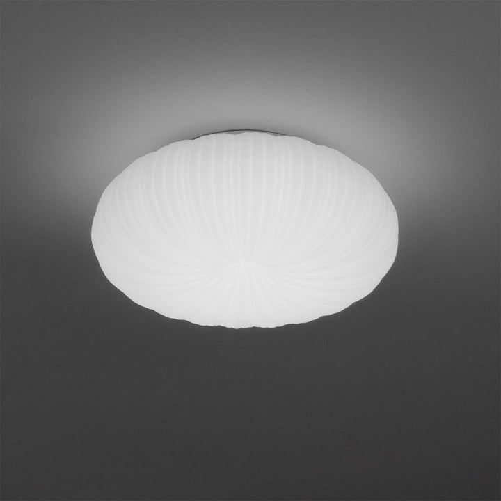 Plafonnier LED moderne, lumière ajustable, télécommande. Design élégant en métal et acrylique.