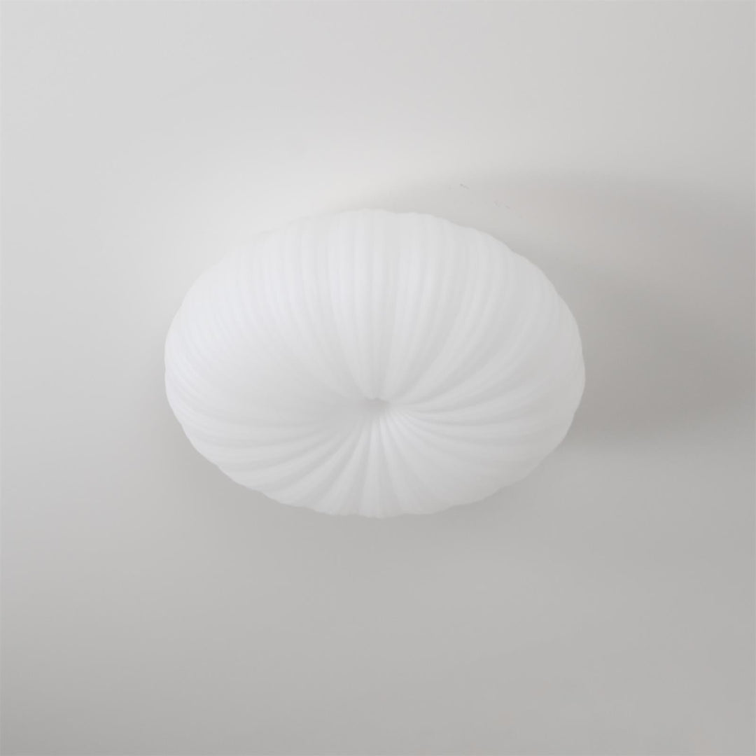 Plafonnier LED moderne, lumière ajustable, télécommande. Design élégant en métal et acrylique.