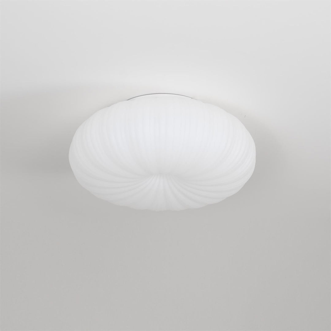 Plafonnier LED moderne, lumière ajustable, télécommande. Design élégant en métal et acrylique.